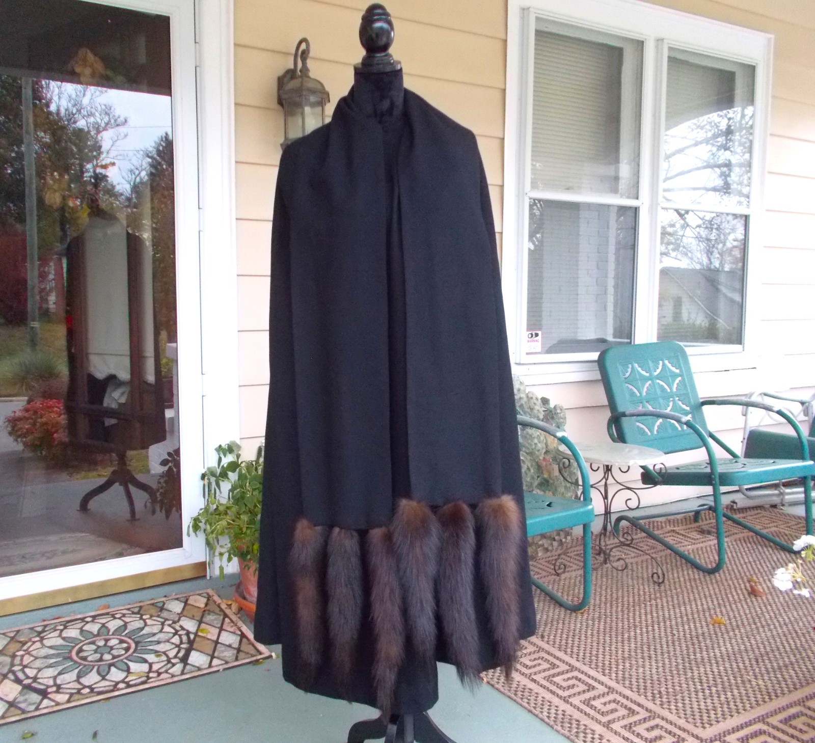 Vtg C’est Simone Black Opera Wool Blend Poncho Cape W/Brown Sable Fur Tails M-2X