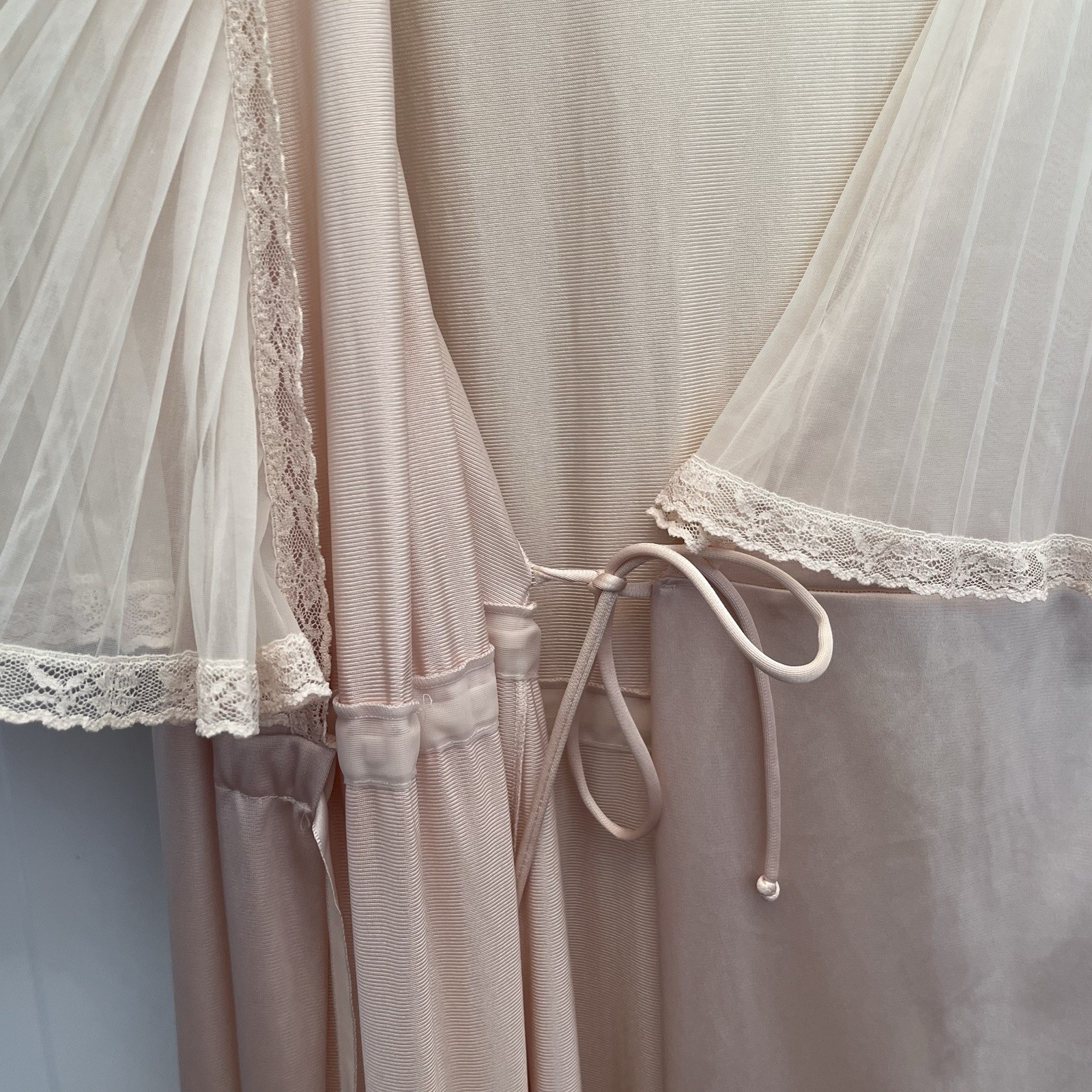 Jolie Two VTG Nylon Robe Sheer Pleated Chiffon Capelet Dressing Gown Beige Small