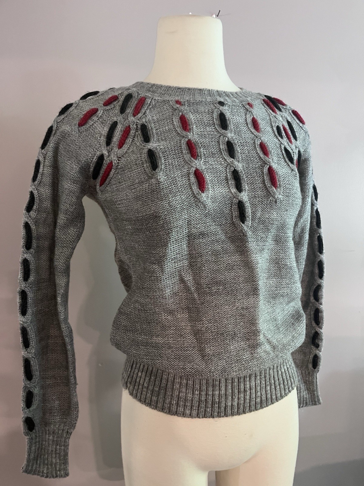 1970s Vintage Knit Gray Sweater Red and blue details at chest and sleeve -small