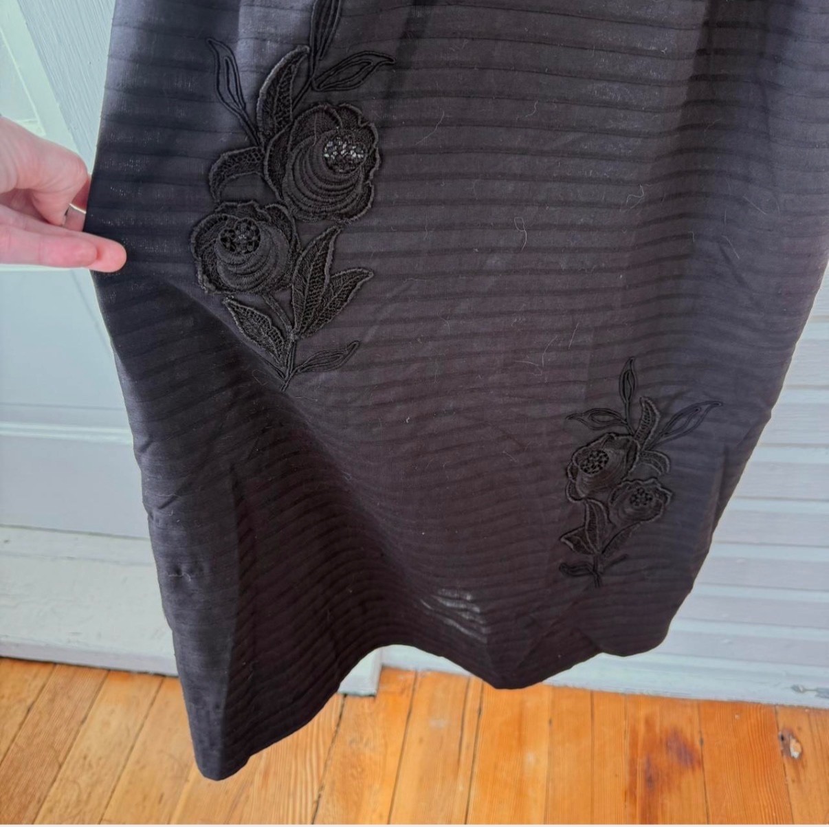 Vintage Carlye Black Floral Embroidered Sheath Cocktail Dress — Size 6