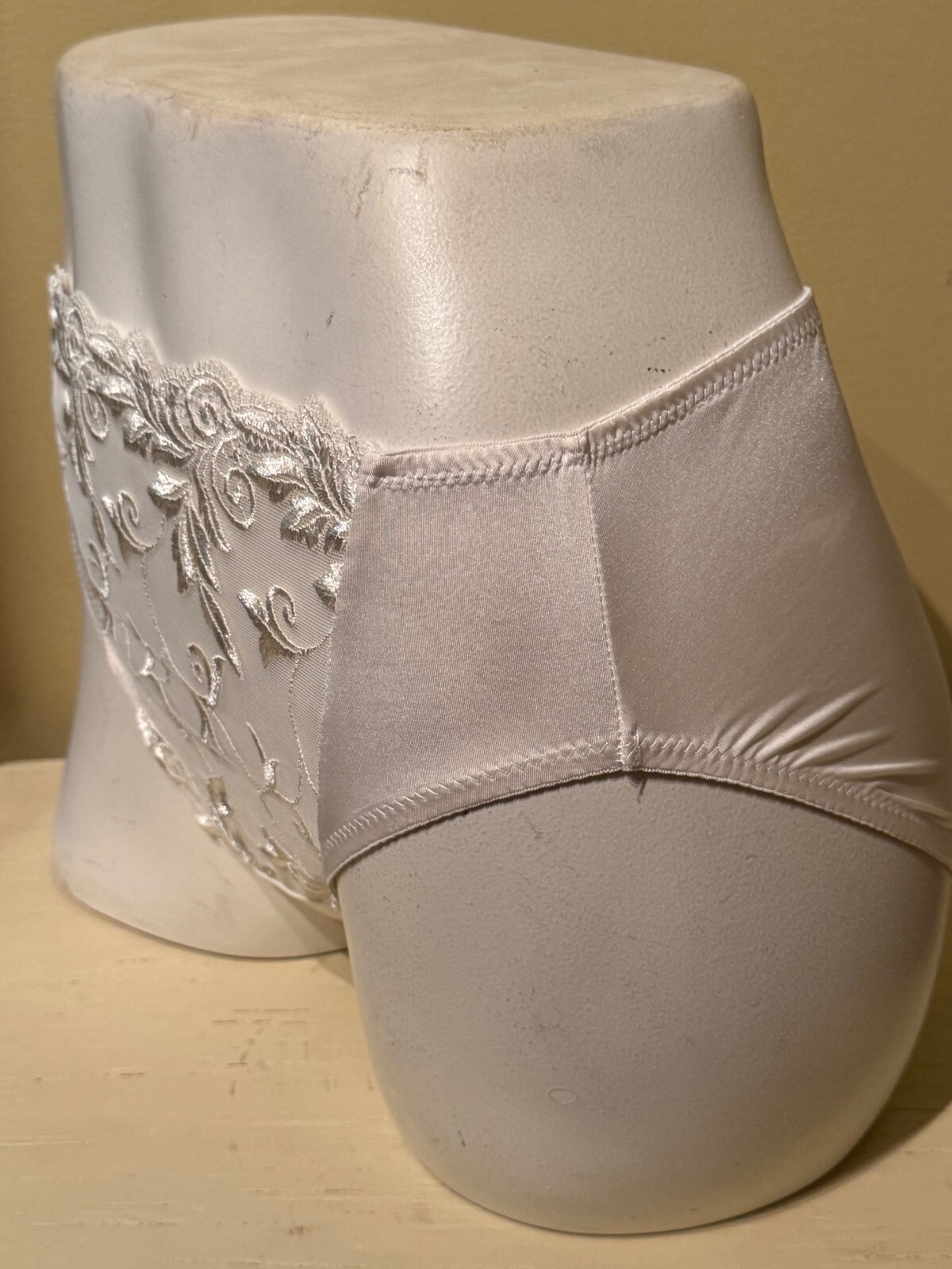 VINTAGE SOMA ~ IVORY ~ SENSUOUS LACE HIGH LEG BRIEF PANTIES ~ SIZE SMALL