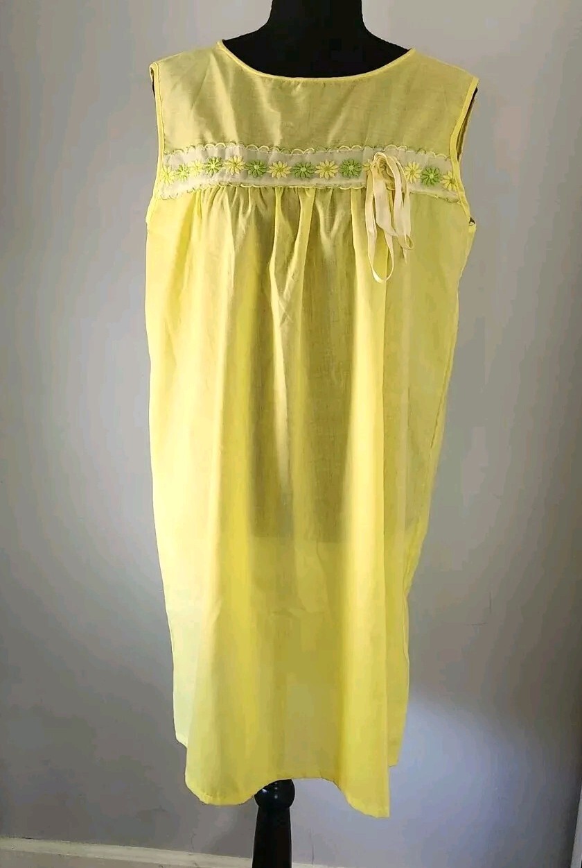 Vintage 60s Grants ISIS yellow babydoll nightgown floral embroidery size Medium