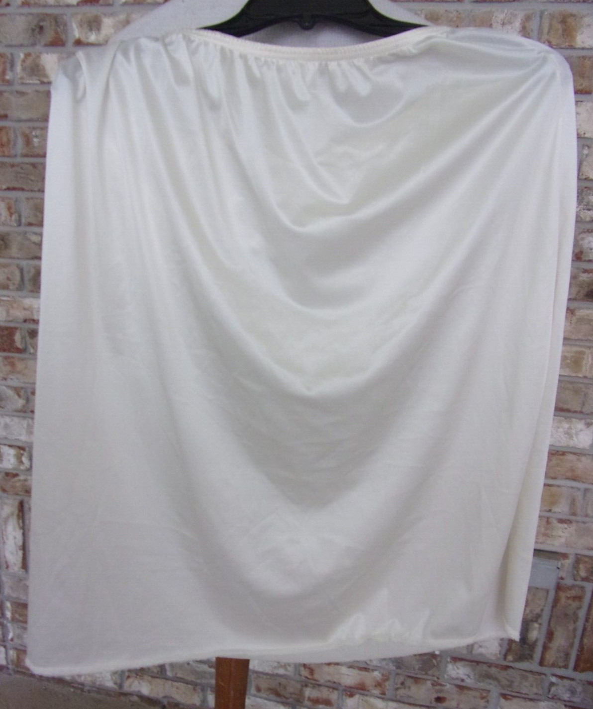 VTG VANITY FAIR SZ L CREAMY WHITE NYLON QUALITY 1/2 SLIP LINGEREE