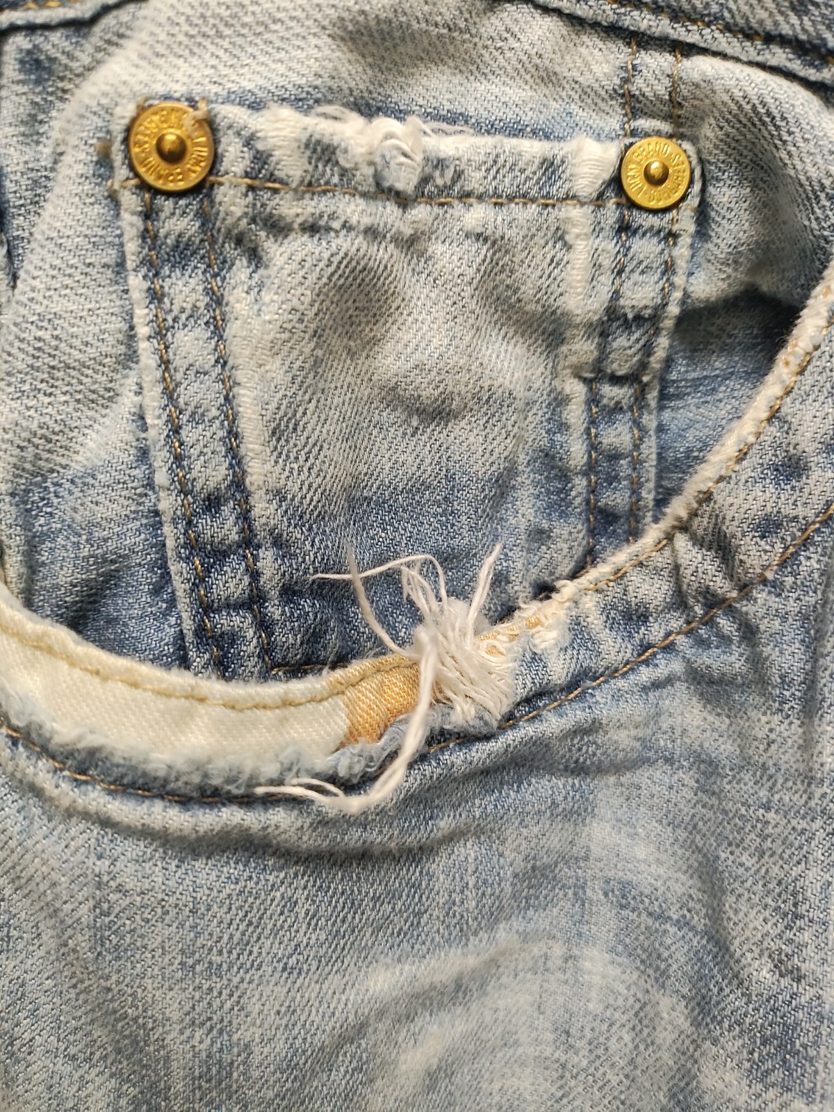 Lucky Brand By Gene Montesano Reg Inseam Light Distressed Denim With Logo Lined