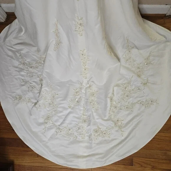 Moda Bella Vintage Off White Embroidered Gold Wedding Dress Gown with Train