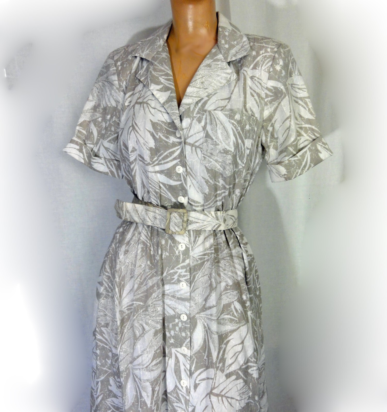 1970s Shirtwaist Dress Vintage Beige and White Botanical Leaf Print VLP Petites