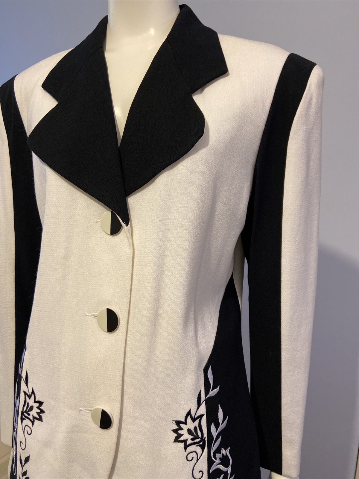 VTG Laura Henson Chic Black & White Embroidered Flowers Blazer/Jacket Sz 8 EUC