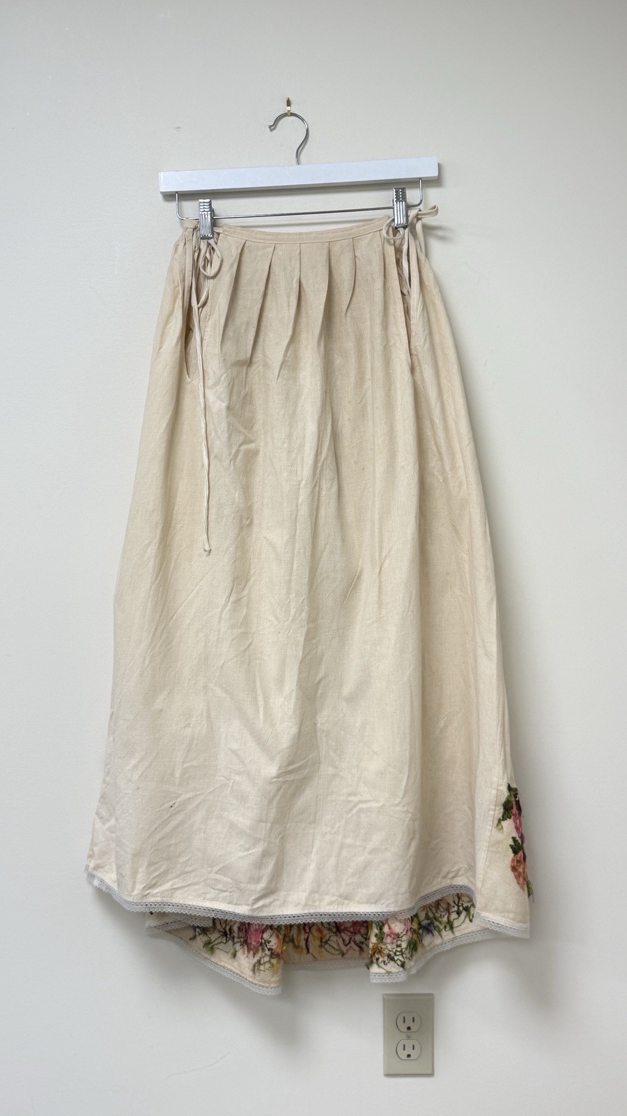 ANTIQUE EUROPEAN Hungarian FLORAL EMBROIDERED LINEN SKIRT 1900s Vintage