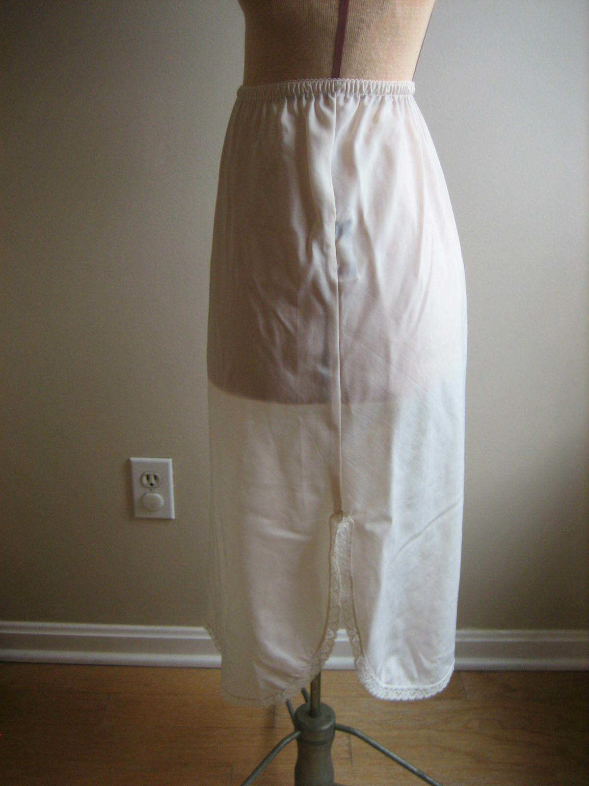 YOUNG TRADITIONS Cream Nylon Half Slip, 2 Lace Edge Tapered Side Slits – Size S