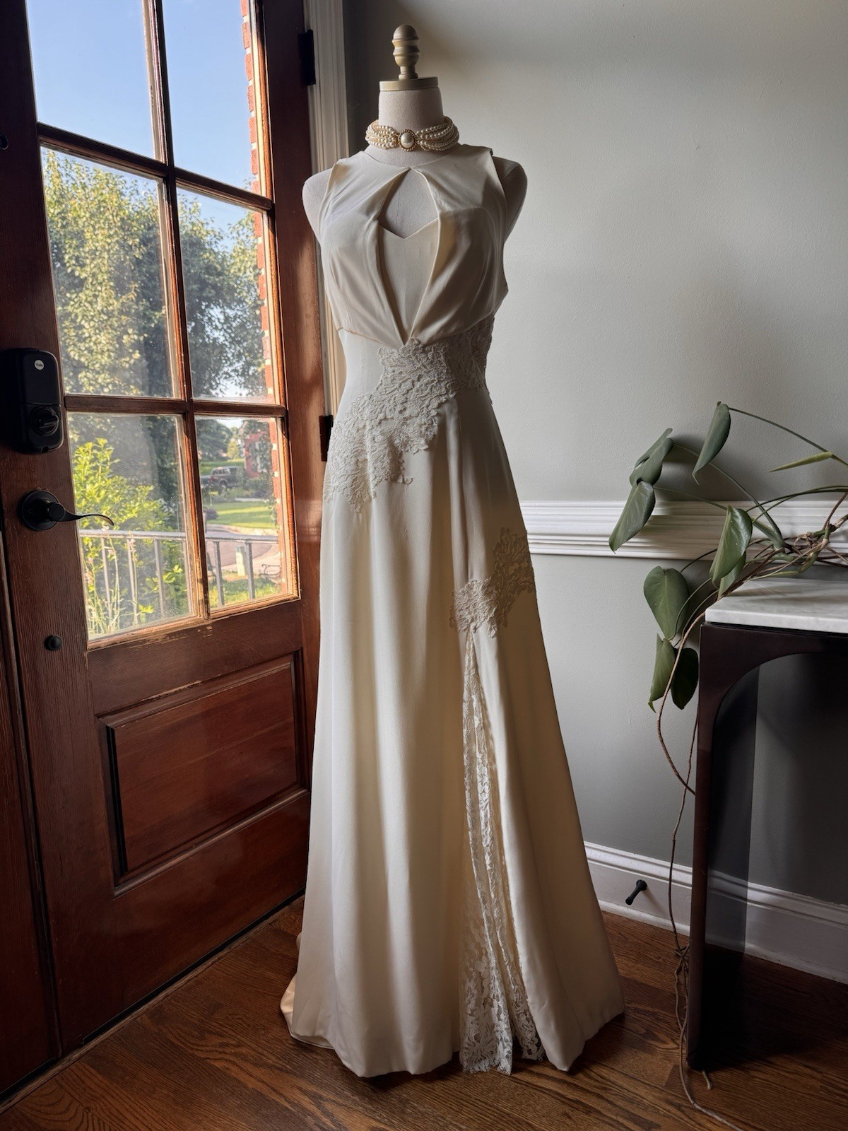 Vintage Ivory Wedding Gown – Timeless Elegance with Romantic Lace Details