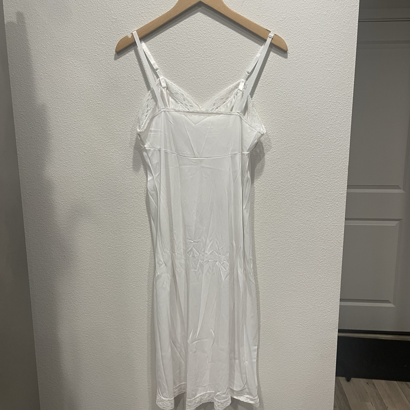 VTG Vanity Fair White Antron III Full Slip Dress Nylon Lace Sz M 36 Bust 28 Long