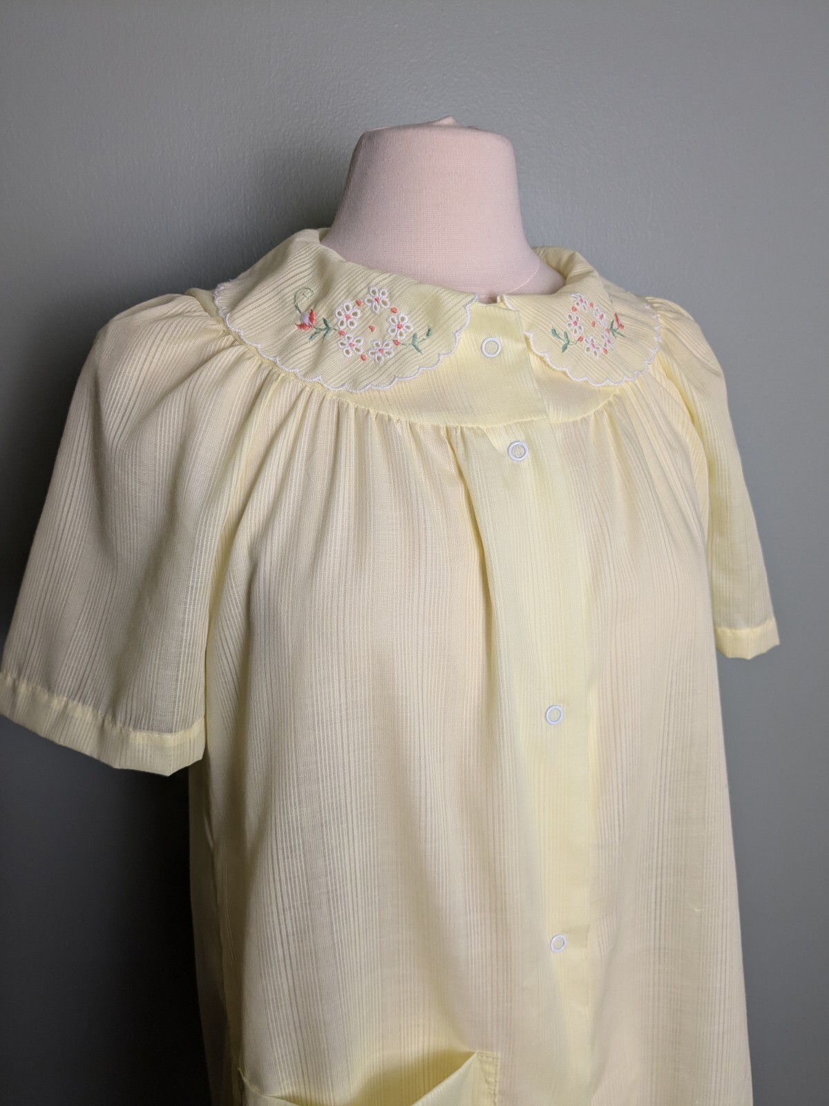 Vintage 1970s Katz Yellow Embroidered Flower Peterpan Collar Nightgown