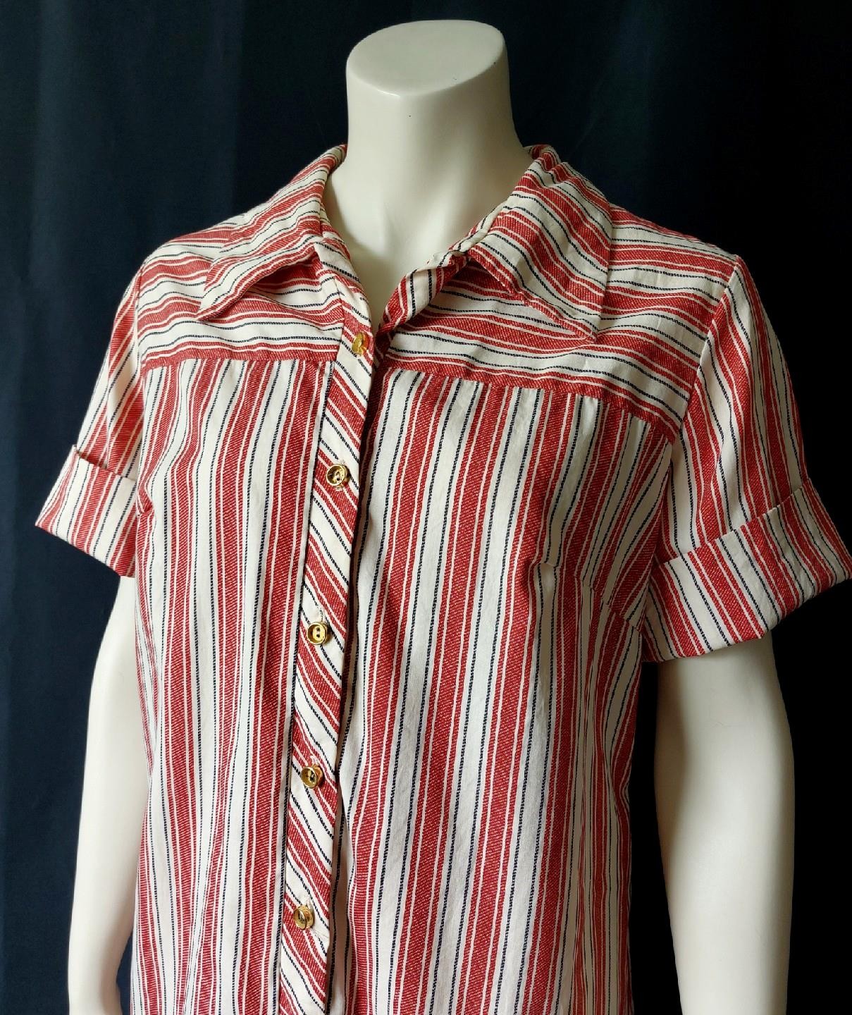 RED CANDY STRIPED 1960s Vintage Buttonfront Shift HOUSE DRESS – 42 inch waist
