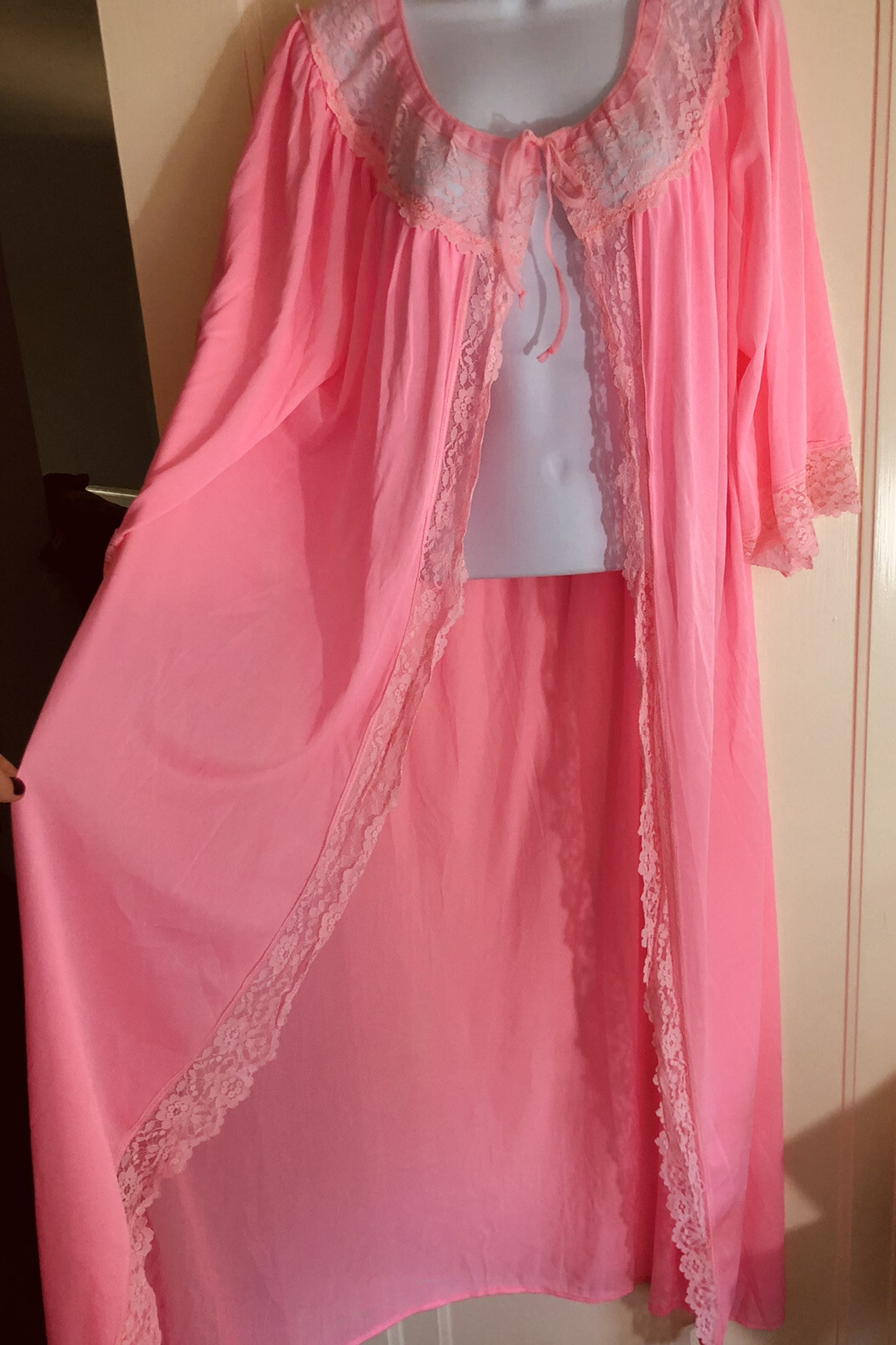 VINTAGE 60’s LONG SWEEP HOT PINK LACE & NYLON TIE ROBE DUSTER