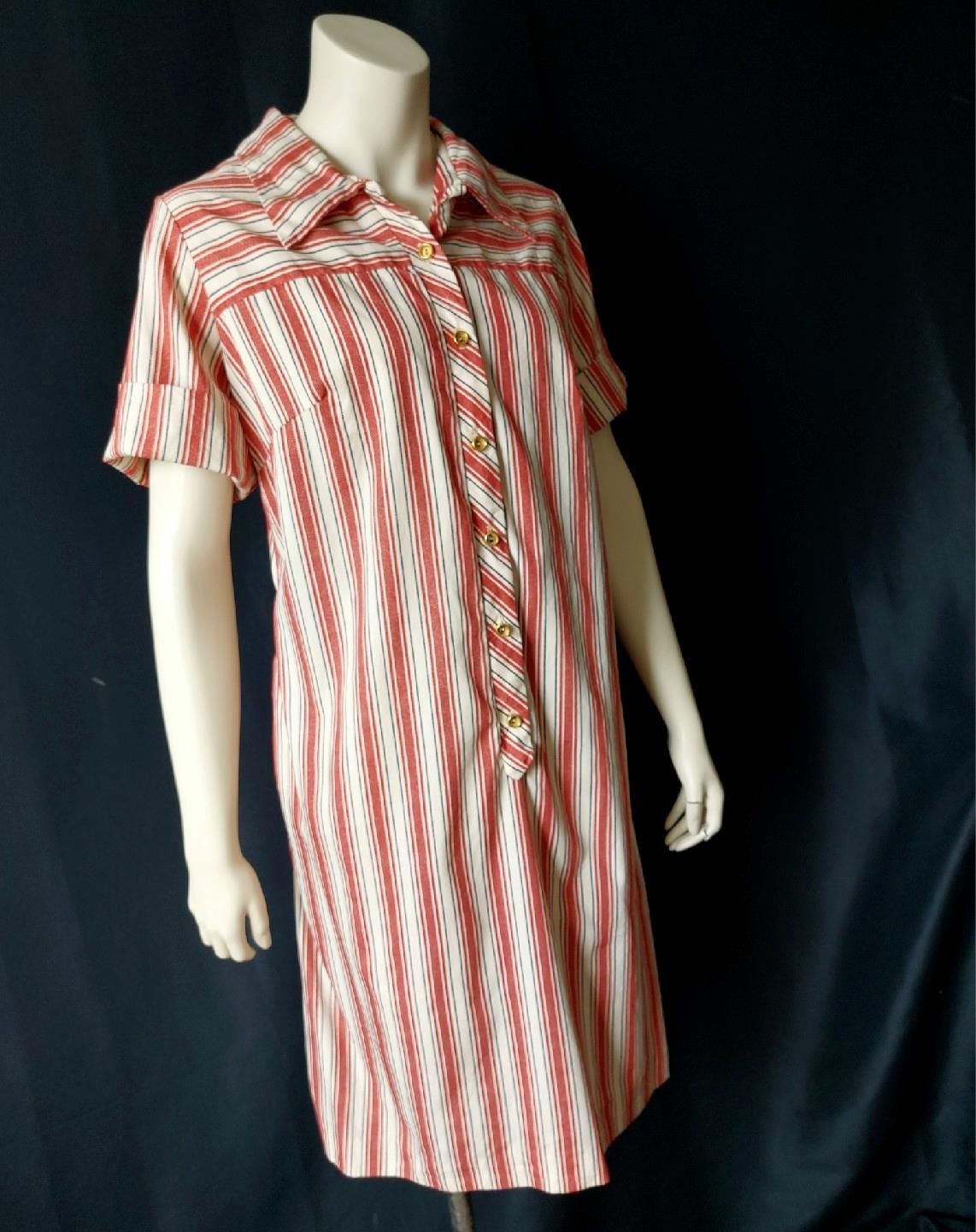 RED CANDY STRIPED 1960s Vintage Buttonfront Shift HOUSE DRESS – 42 inch waist