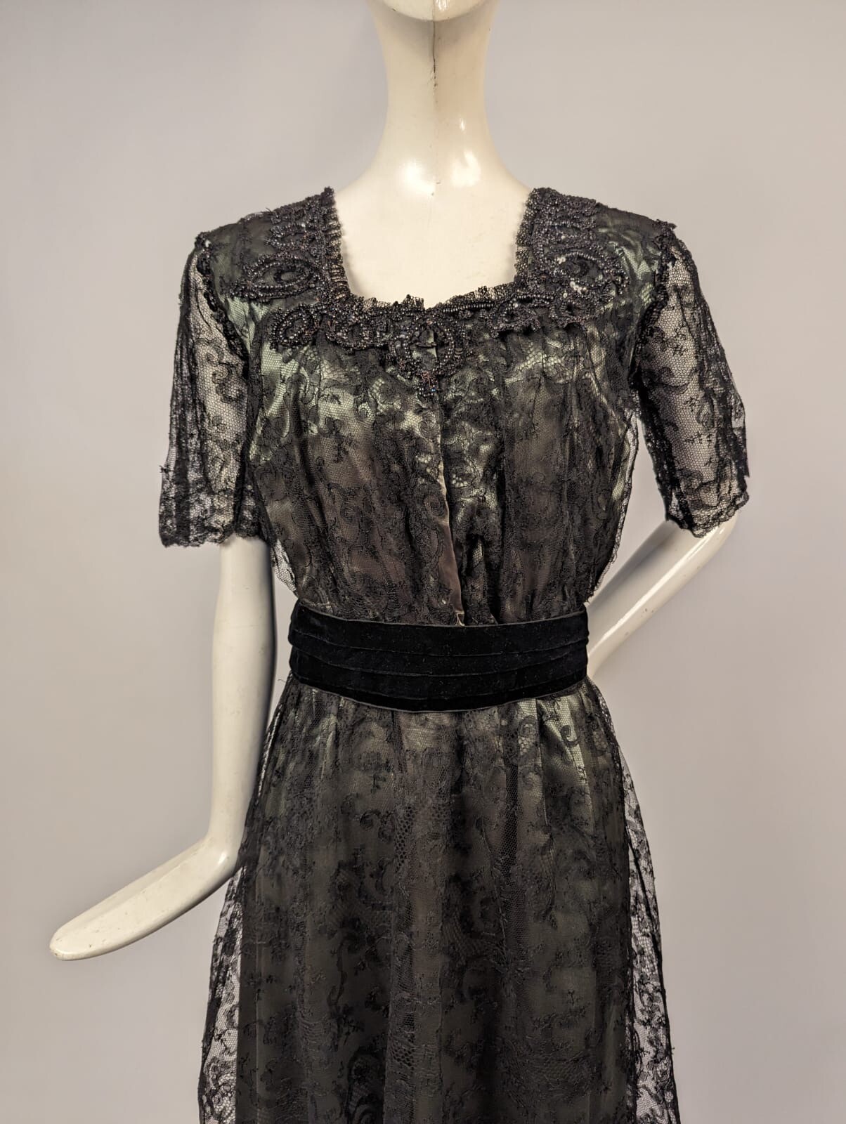 EDWARDIAN BLACK CHANTILLY LACE PARTY DRESS W SEQUINS + JET BEADS