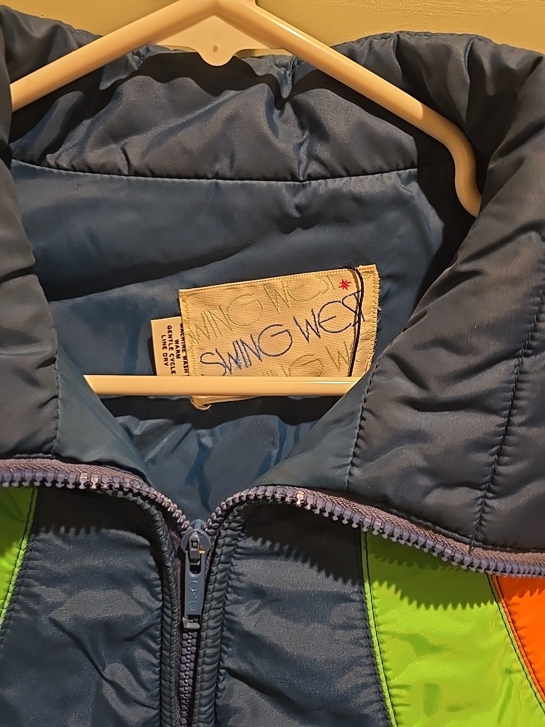 1980s Swing West rainbow striped puffer ski jacket. Size Small Great Condition!