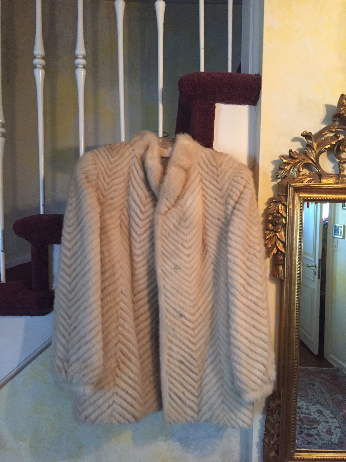 Saga Blonde Mink Ribbed Fur Jacket Size S/M Beautiful WITH COLLAR AND CLOSURES