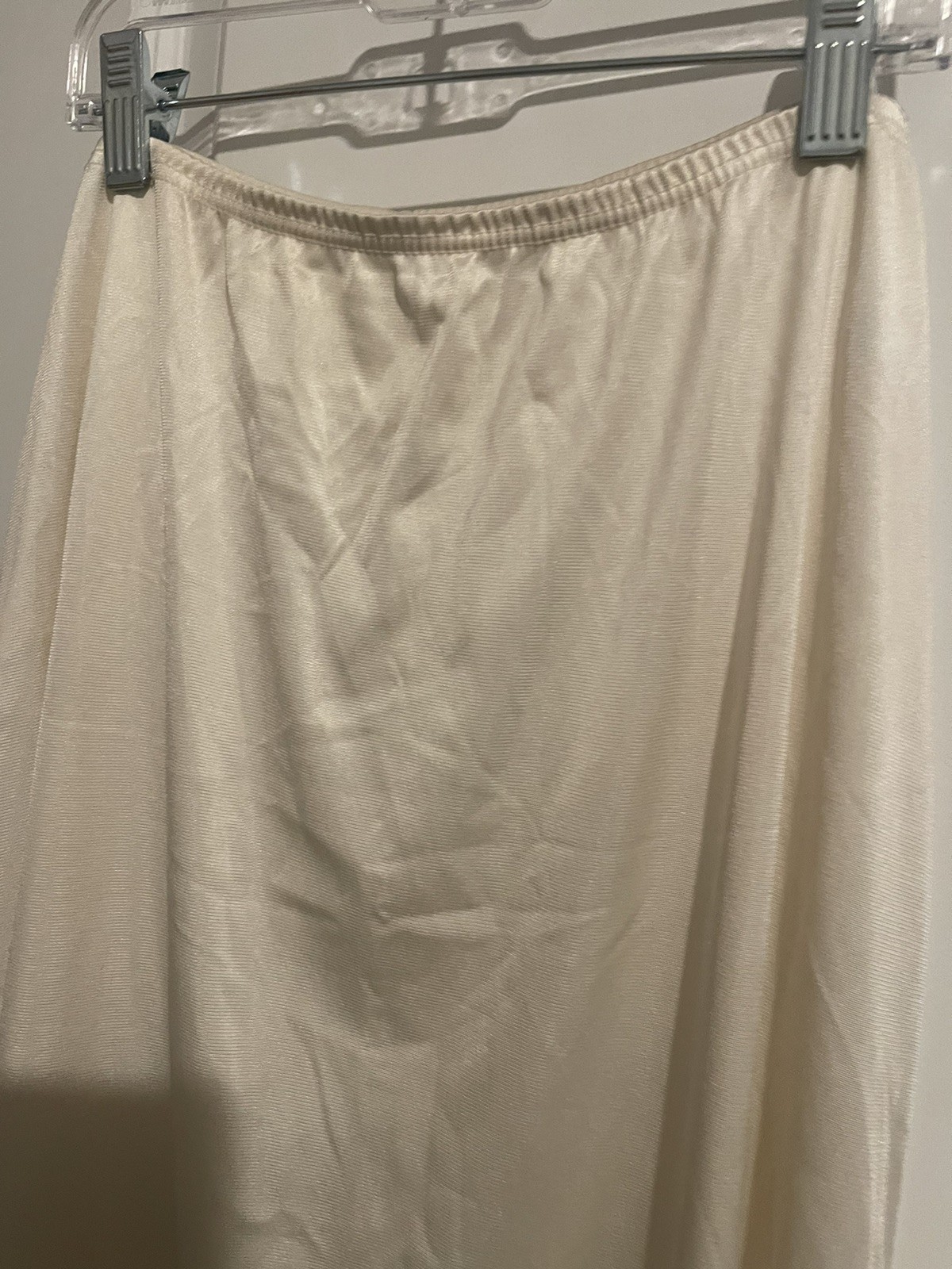Vintage Vanity Fair Sz M Ivory 1/2 Slip Waist 27” Unstretched Length 31”