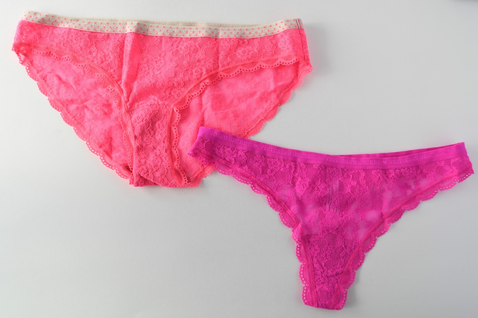 2 VTG Victoria’s Secret 2014-2015 Signature Lace Thong & Bikini Panty Lot SMALL