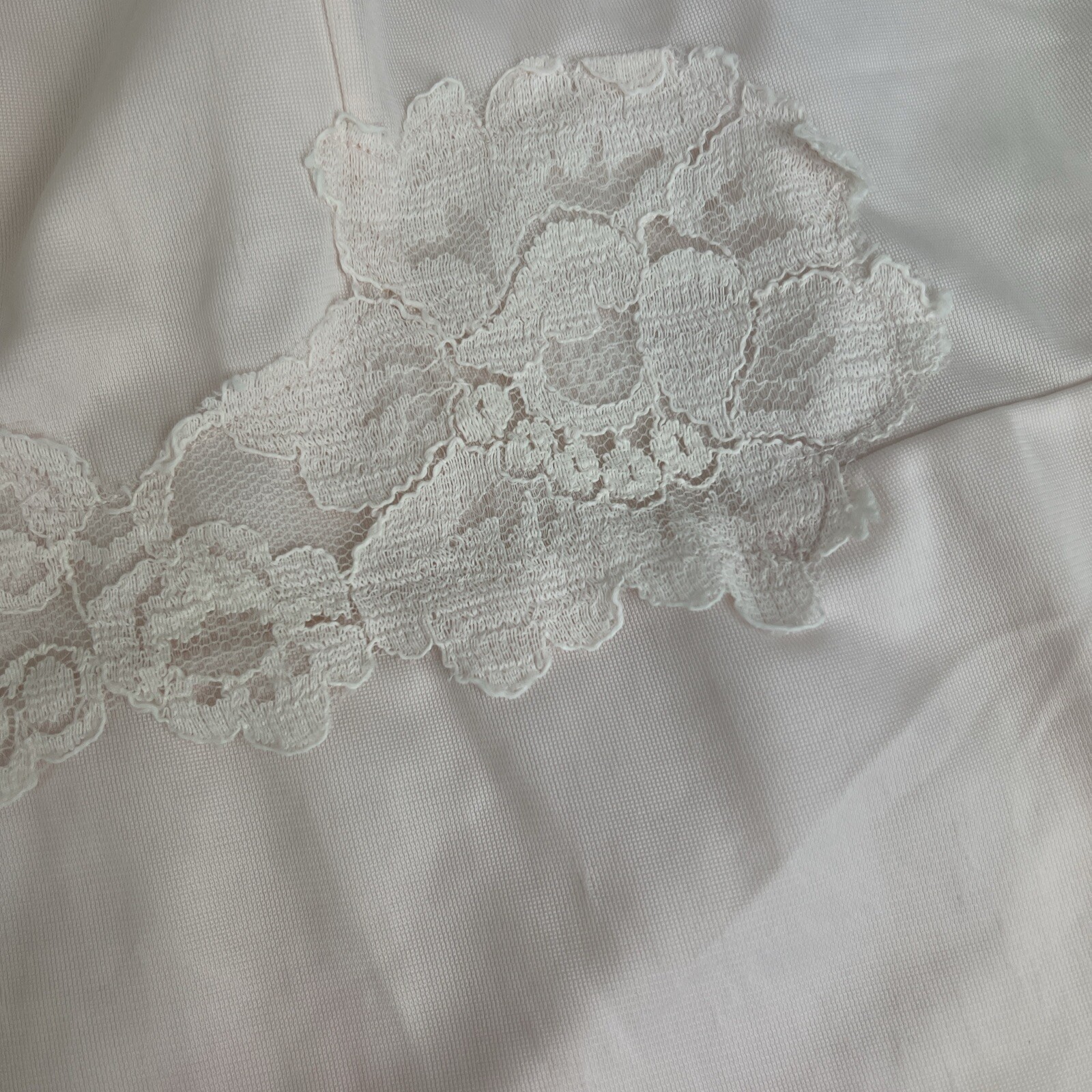 VINTAGE 1950s SILKY PINK NYLON TRICOT SLIP CHANTILLY LACE sz M MOVIE STAR