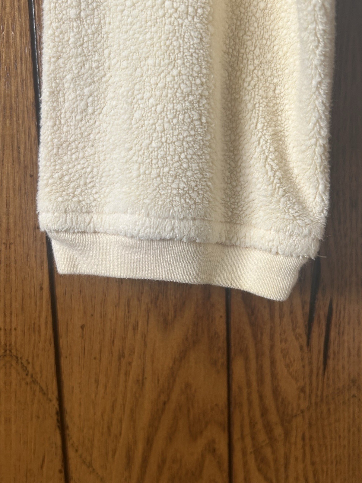 Vintage New York Laundry Cream Long Sleeve V-Neck Sweater. Small