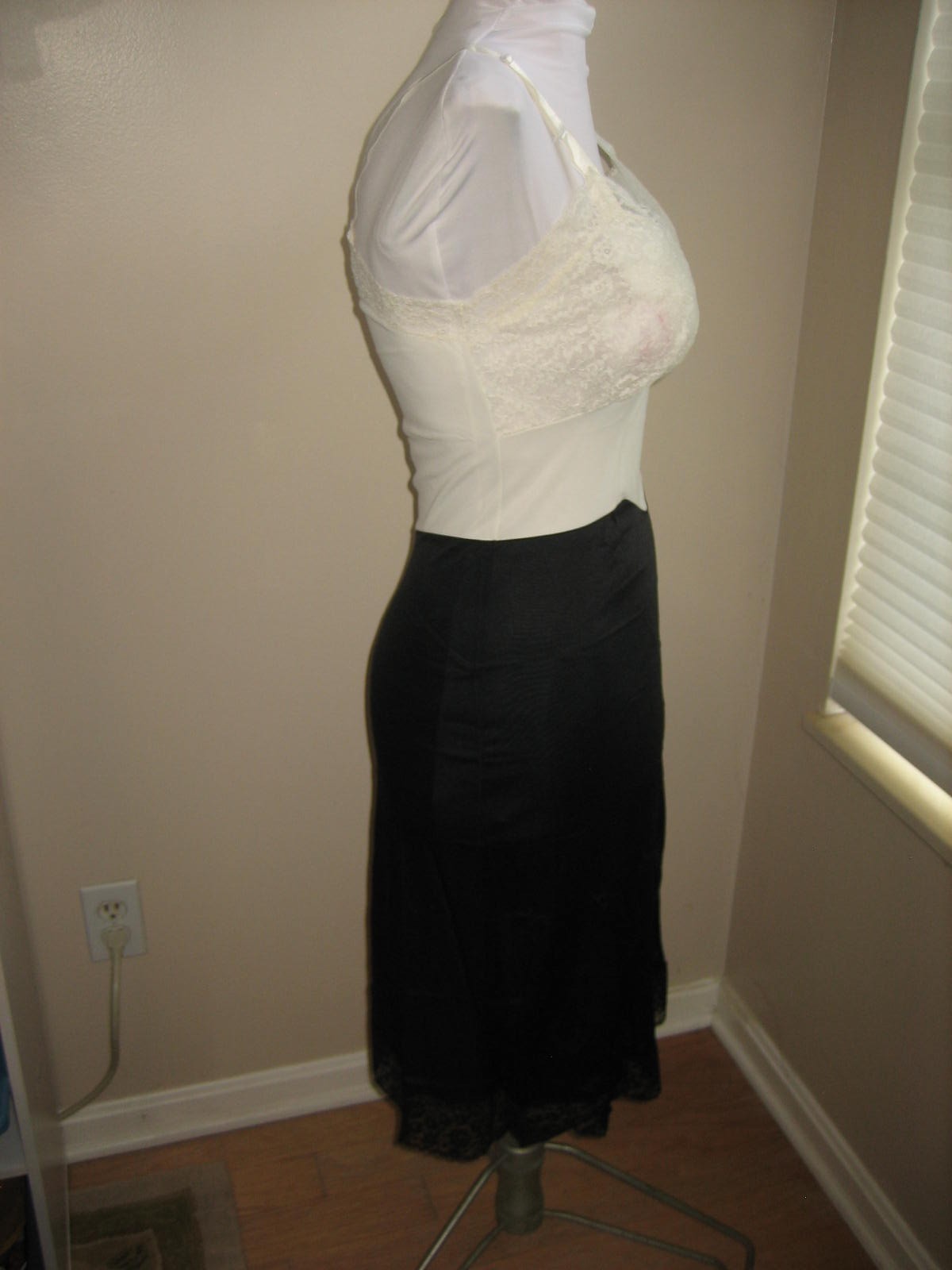 Vintage VAN RAALTE Nylon White Lace Bodice Black Skirt Full Slip – Size 34 USA