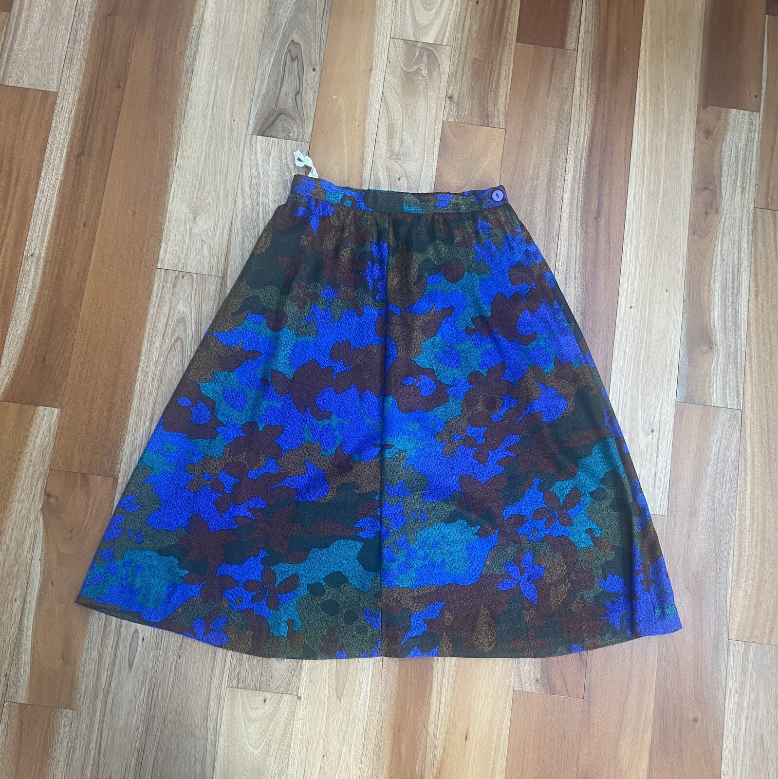 VINTAGE WOMENS MULTICOLOR CAMO SILKY SLIP RETRO SKIRT MADE IN USA SIZE 6