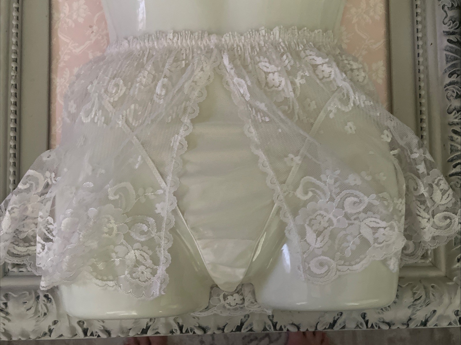 Marilyn Monroe Skirted Lace Thong Panty & Accordian Lace Front Close Bra 32/S