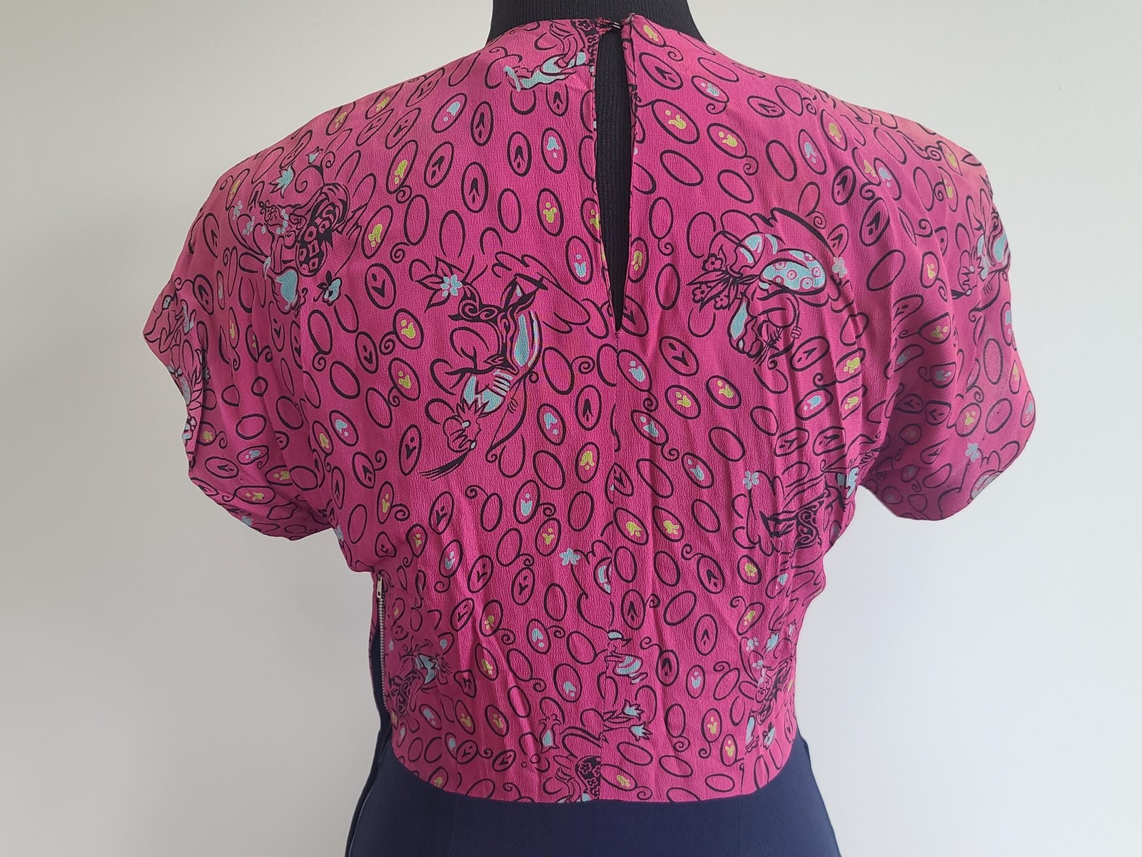 Vintage 1940s Genie Deer Animal Novelty Print Dress Pink Blue Rayon (Waist 27″)