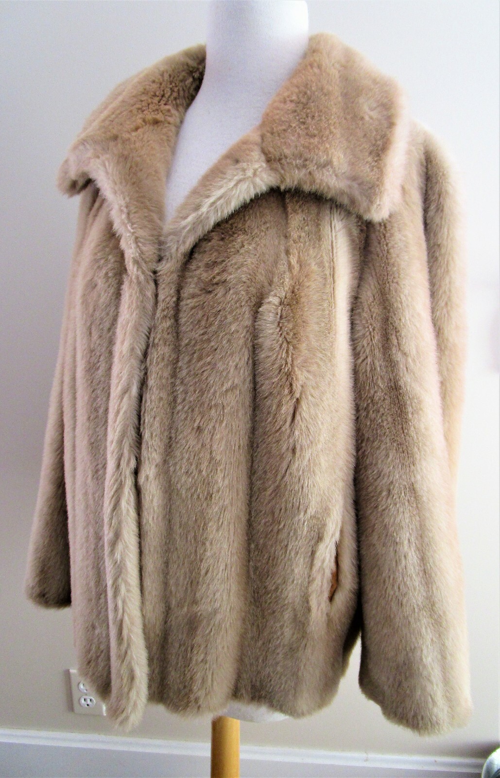 VINTAGE BECAUSE! FAUX FUR COAT BY GINO ROSSI, PRETTY BLONDE, OUTSTANDING!