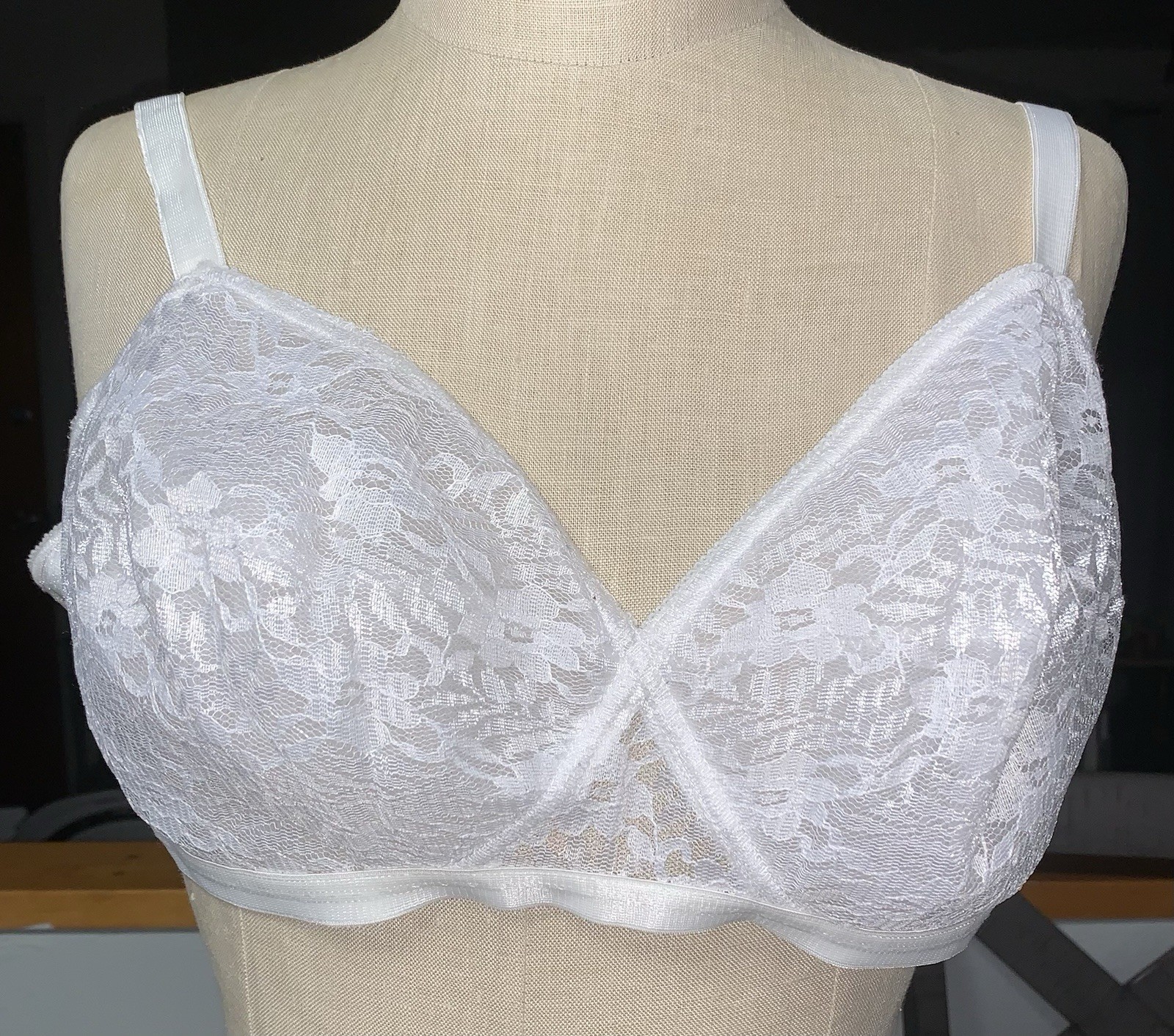 A7 NOS 1722 WALMART SIMPLY BASIC 42C CLASSIC WHITE MODEST PROMO BRA GRANNY LACE