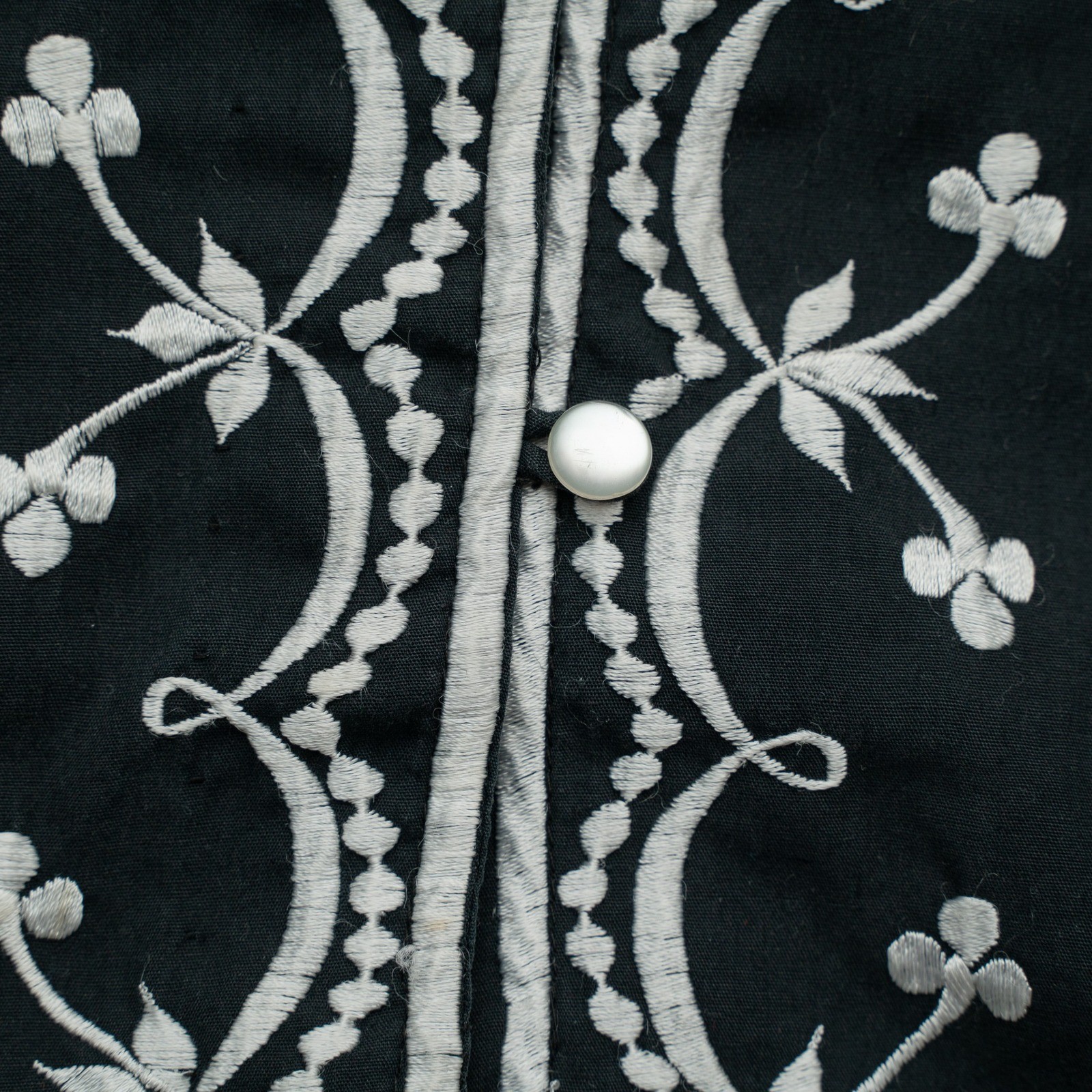Vintage 70s Chuchi Boho Black White Embroidered Button Up Shirt Jacket Large