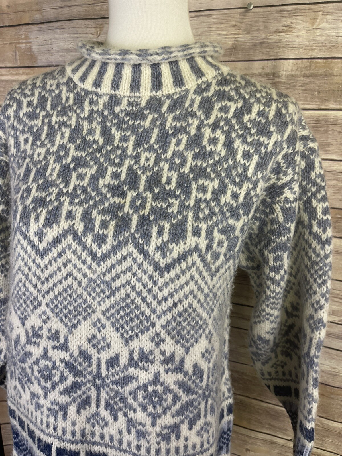Vintage Woolrich Medium Mock Turtleneck Wool Alpaca Snowflake Sweater Blue White