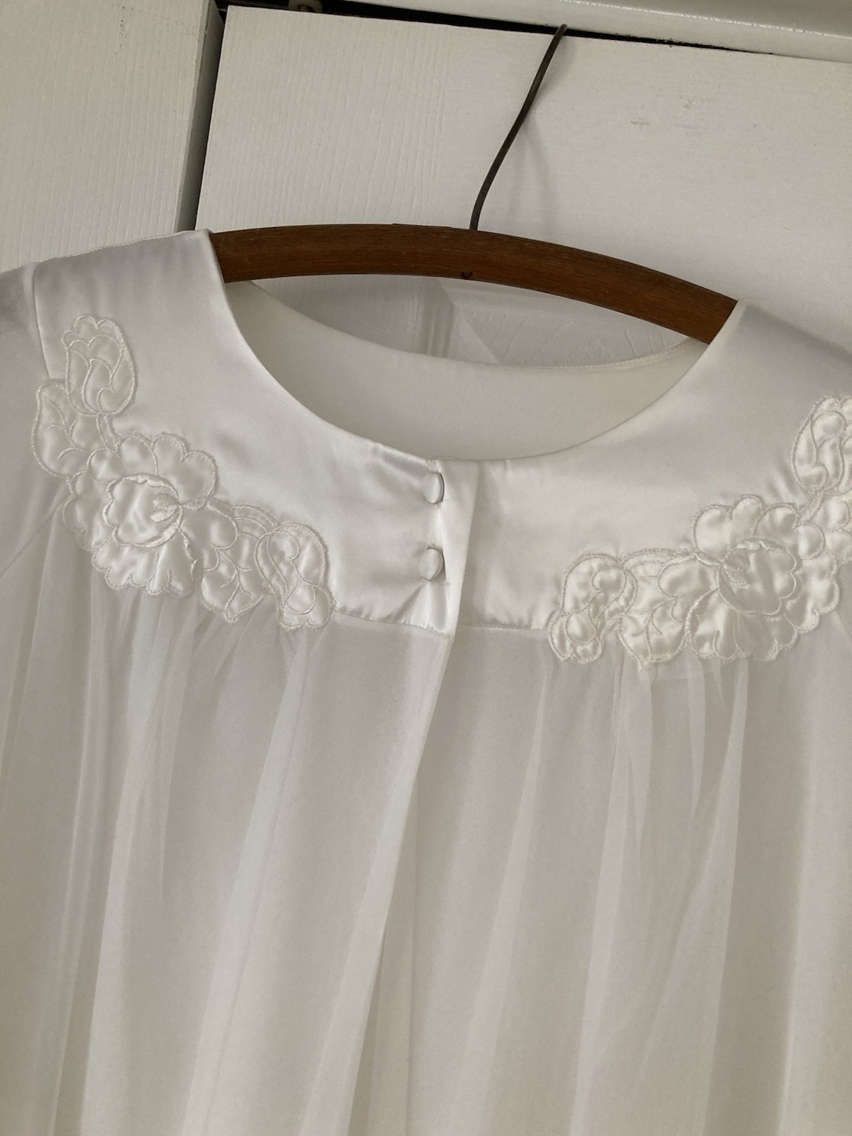 Vintage 1960’s Gossard Artemis Cream Nylon Chiffon Peignoir Robe Medium USA