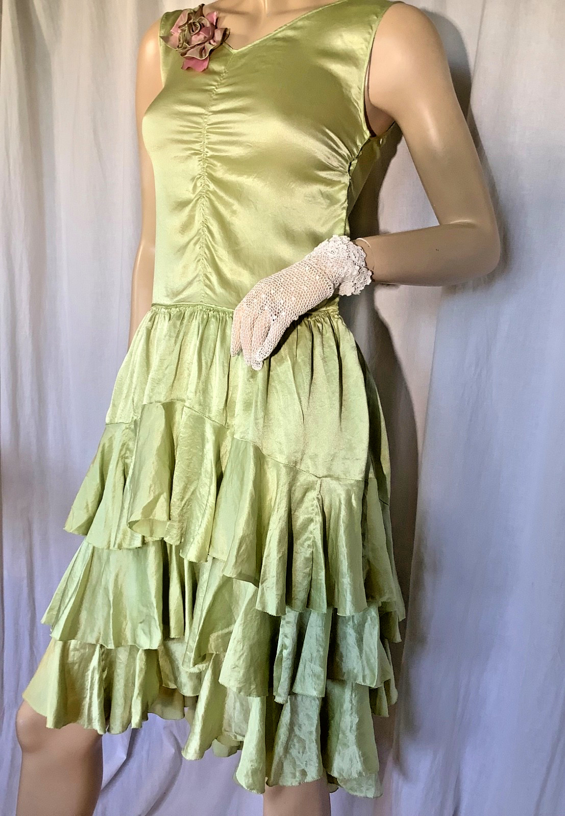 Vintage 1920s Flapper dress Green ruffled Satin silk Sleeveless XS ribbon trim