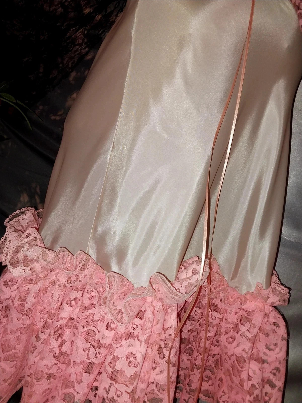 VTG SATIN LIQUID SHINY FARR WEST ESQUE HALF SLIP WIDE RUFFLES LACE PEACH PINK SM