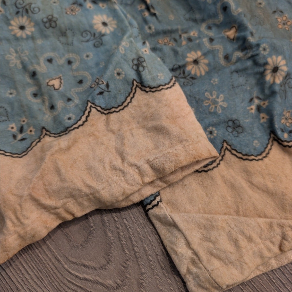 70s Women’s Distressed Bandana and Floral Design Button Down Top