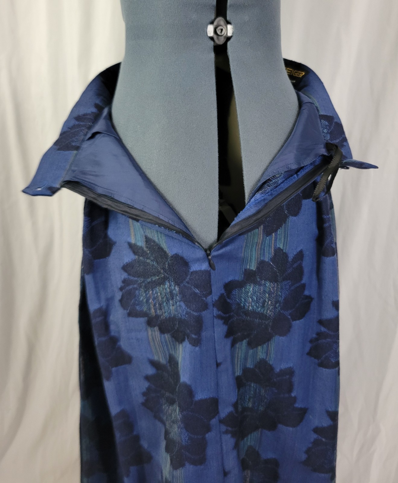 Vintage Geiger 100% Wool Blue Pleated Skirt w Black Flowers Size 40 (US Med)