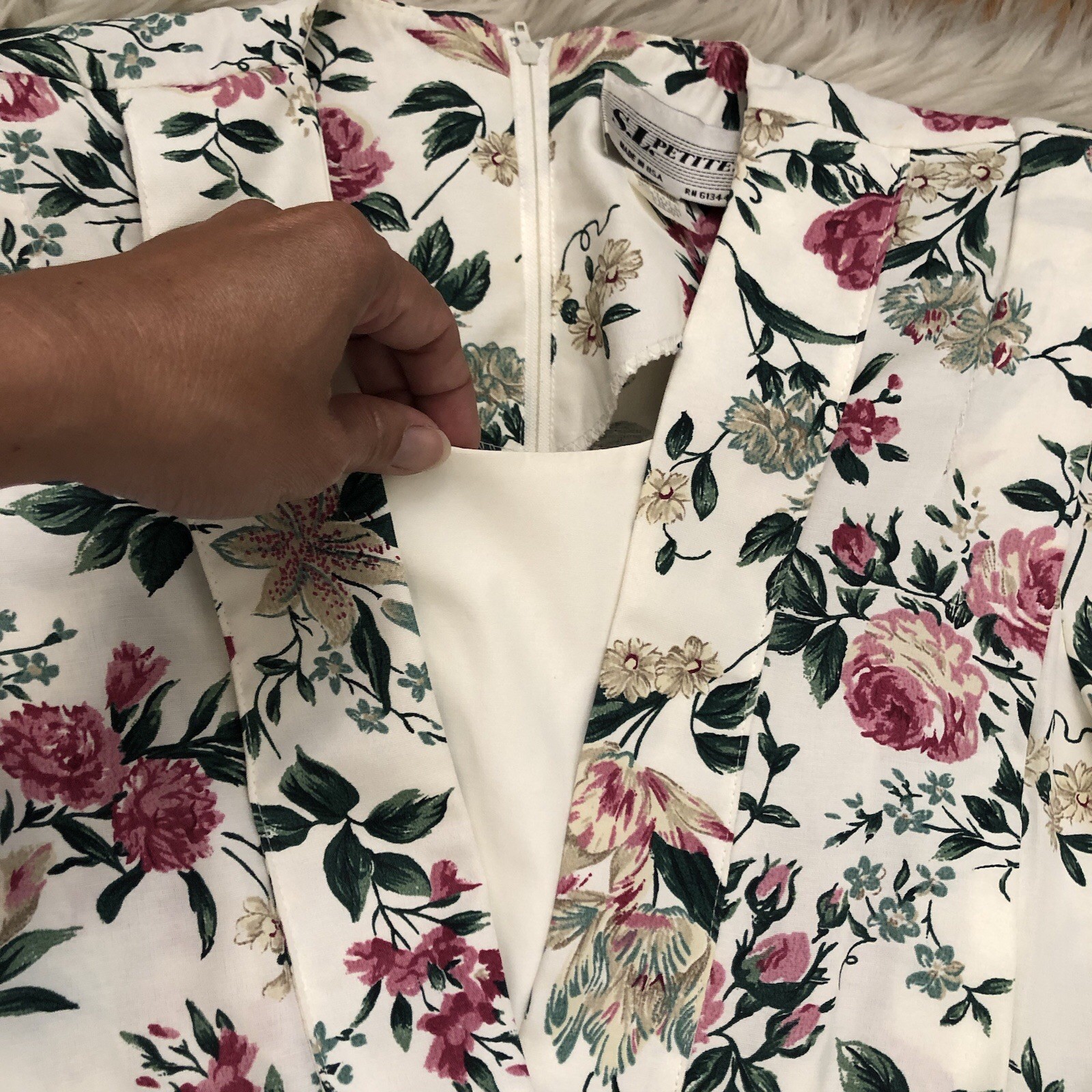 Vintage 70s 80s S.L. Petites Floral Chelsea Belted Short Sleeves White Dress 8
