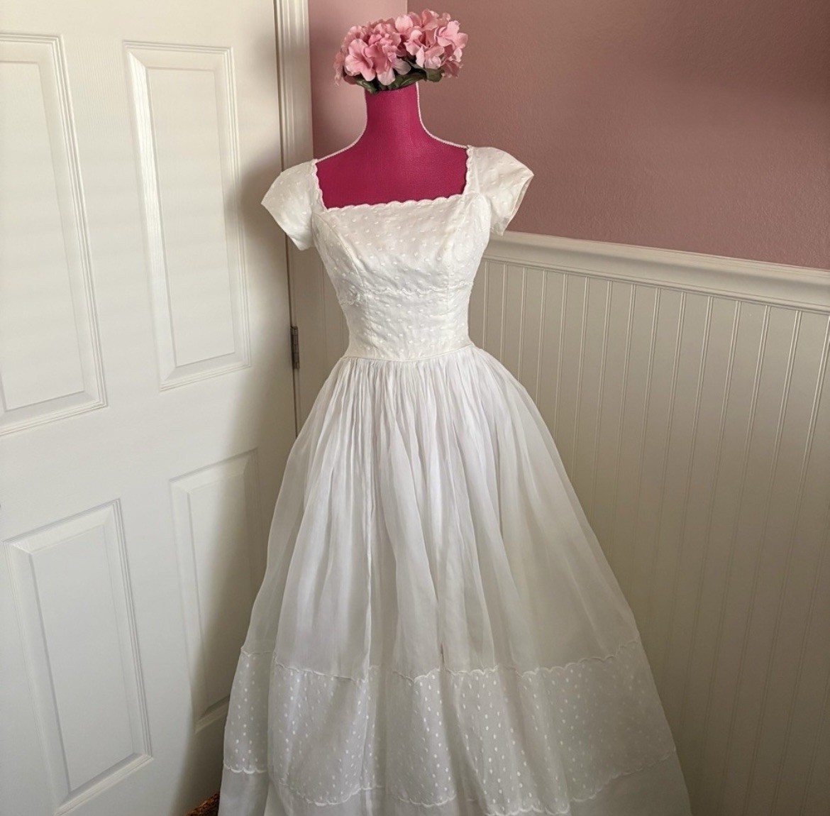 Vintage 1961 Cahill Ltd Beverly Hills Short Sleeved Pont D’Esprit Wedding Dress
