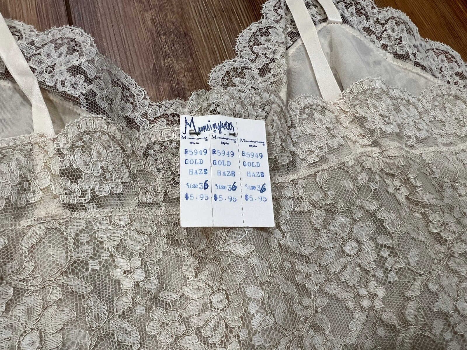 Vintage Munsingwear Size M 36 Beige Sexy Lace Full Dress Slip Silky Nylon NWT