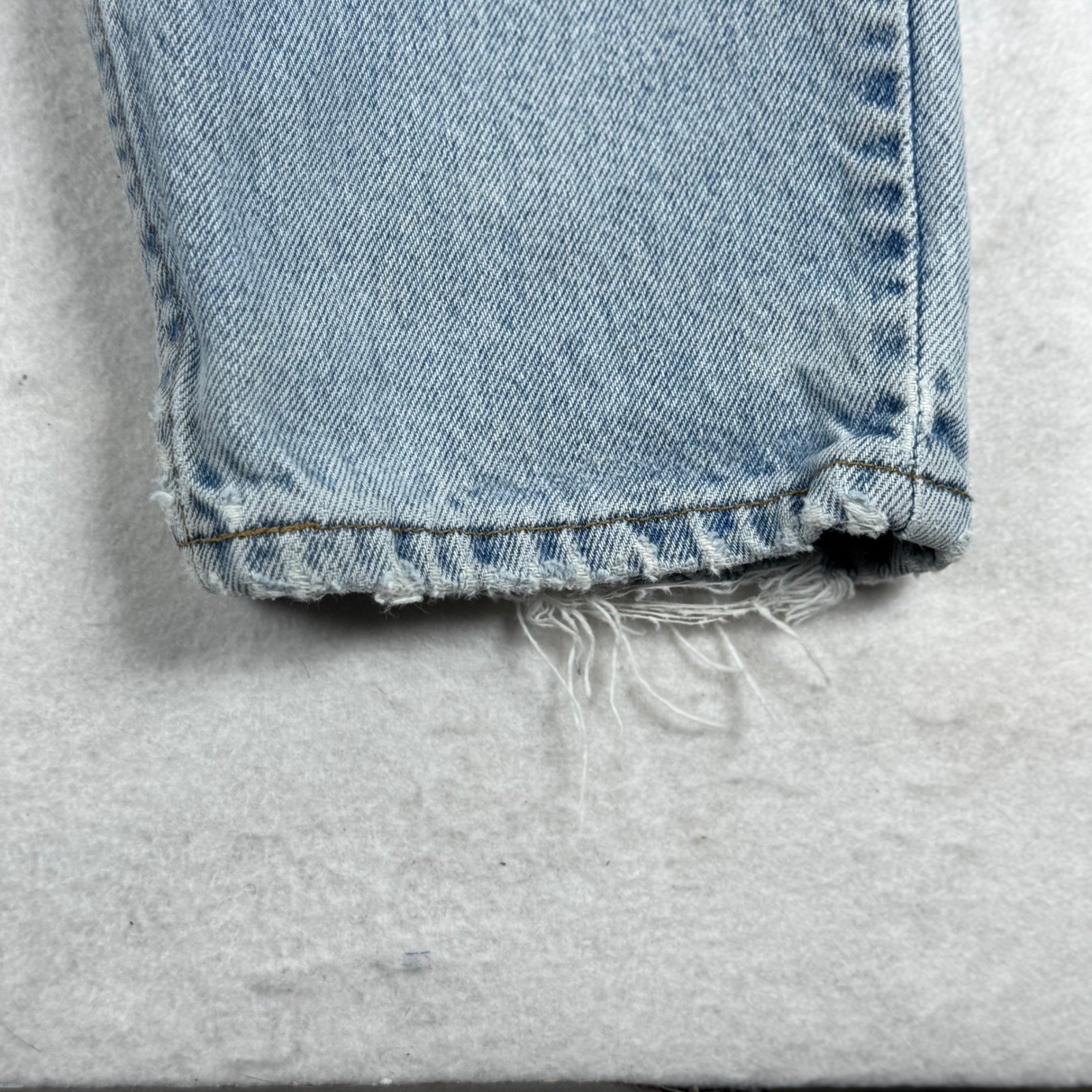 Vintage Levis 550 Relaxed Fit Tapered Leg Jeans Light Wash Denim 15 LNG Canada