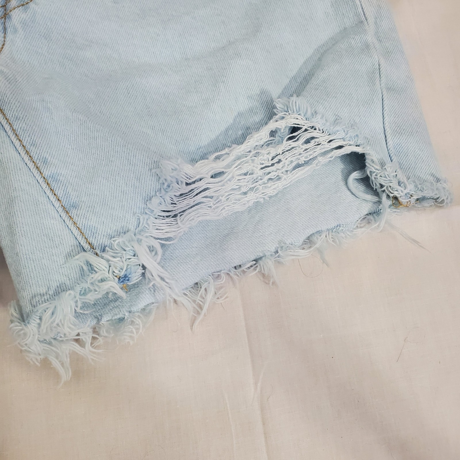 Levi’s 501 Women’s Original Denim Shorts light wash distressed 28″ Waist