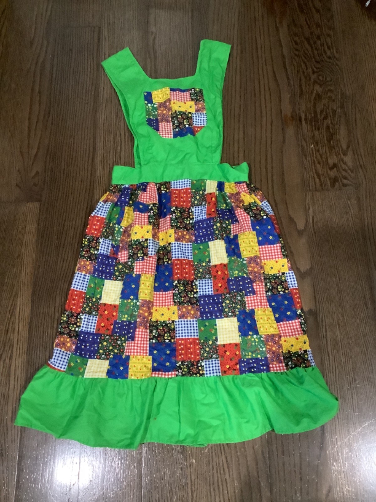 vtg 1970s Beco Orginals kelly green patchwork Cottagecore Pinafore dress