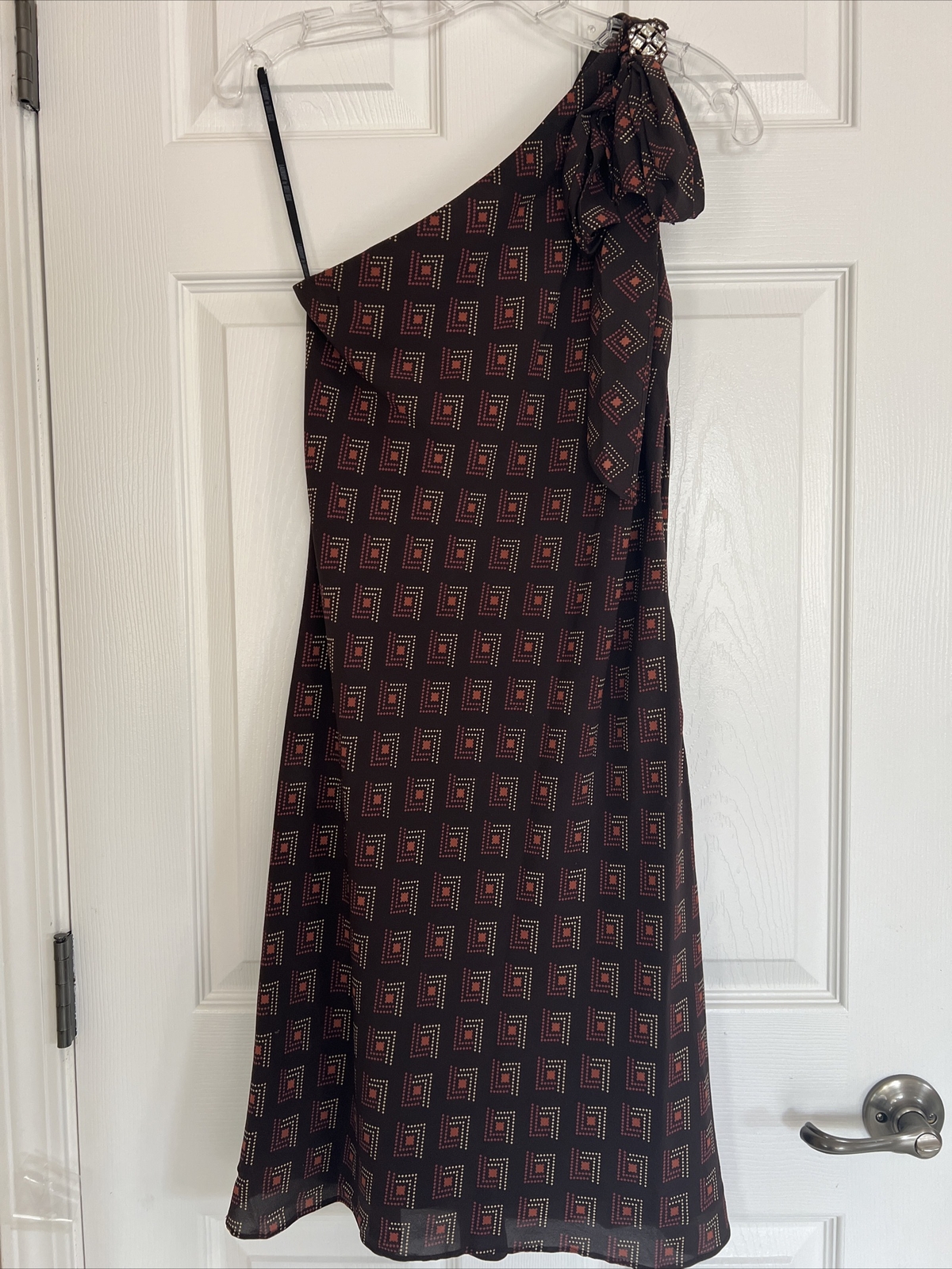 Vintage One-Shoulder Classic Elegance Diamond Embellished Brooch Sheath Dress 2