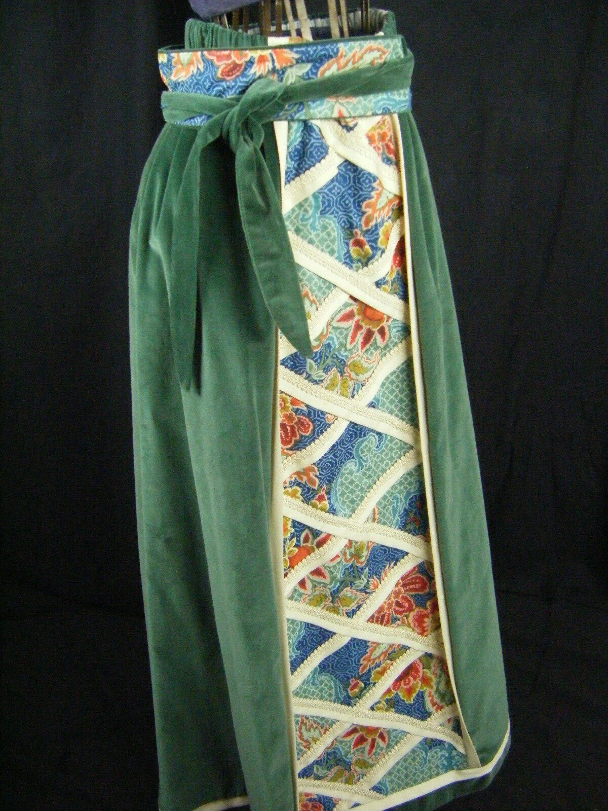 CHESSA DAVIS Vtg 70s Green Velvet Floral Patch Work Skirt & Belt-Waist 24 to 30″