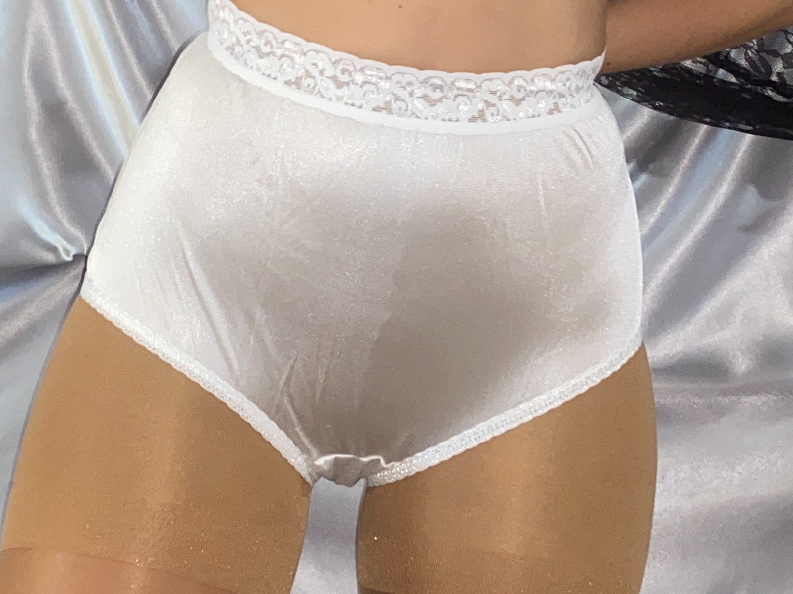 VTG SILKY NYLON HANES LACE WAIST & LEG HI LEG BEIGE PANTIES SHIMMERY SHINY 10