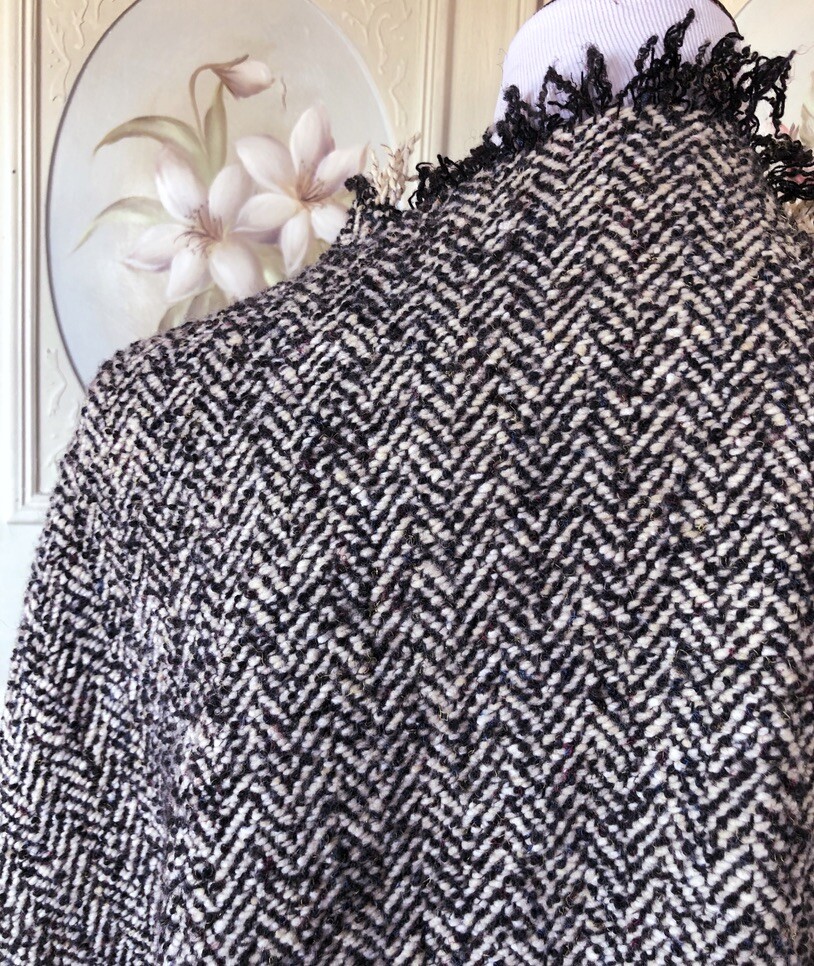 VTG WOOL WOVEN HOUNDSTOOTH IVORY CHARCOAL GRAY-BLACK PONCHO CAPE FRINGED EUC