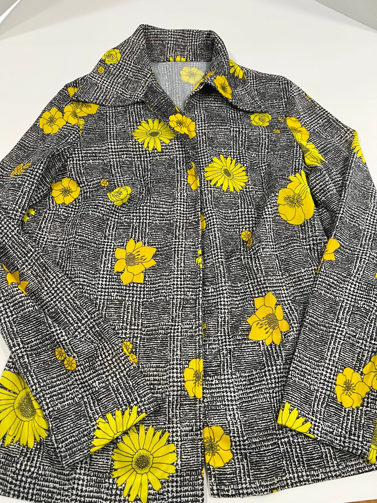 70s womens vintage clothing Distinctive bright yellow flowers on black and white